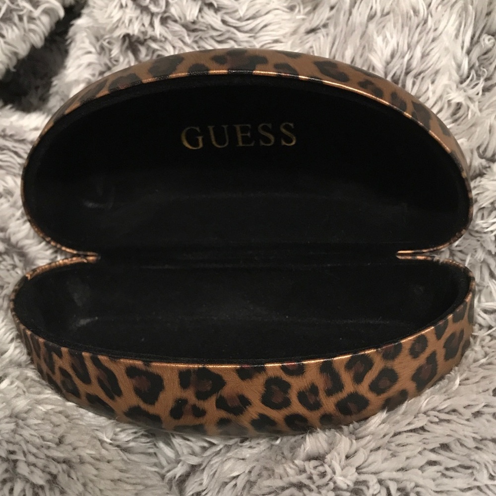 Guess case - Picture 2 of 4